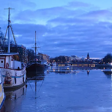 Riverside Lux With 2 Bedrooms, Car Park Garage And Sauna Apartmán