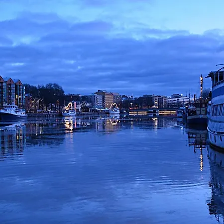 Riverside Lux With 2 Bedrooms, Car Park Garage And Sauna Apartmán